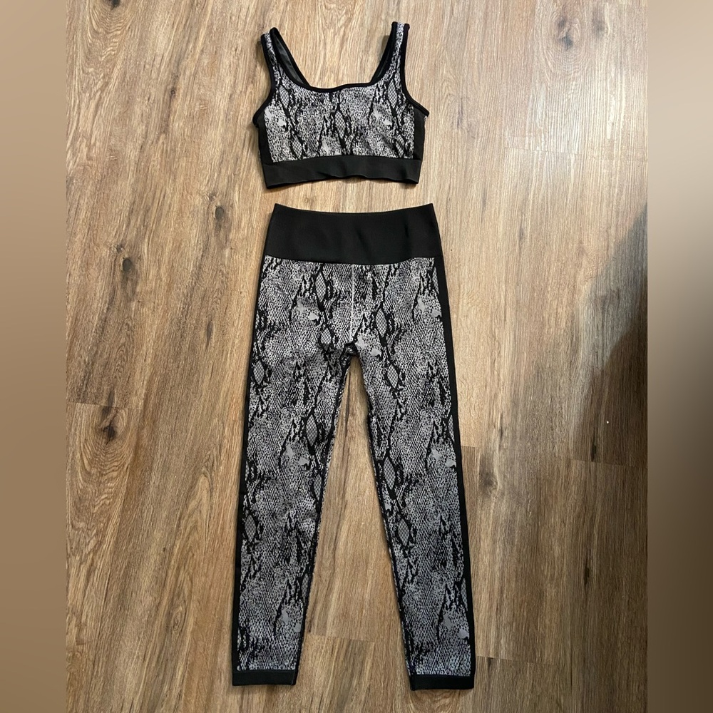 Fabletics workout set - leggings and sports bra
